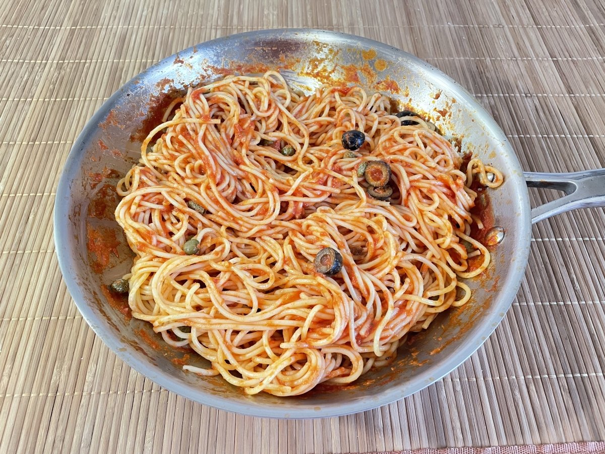 Espaguetis mezclados con la salsa