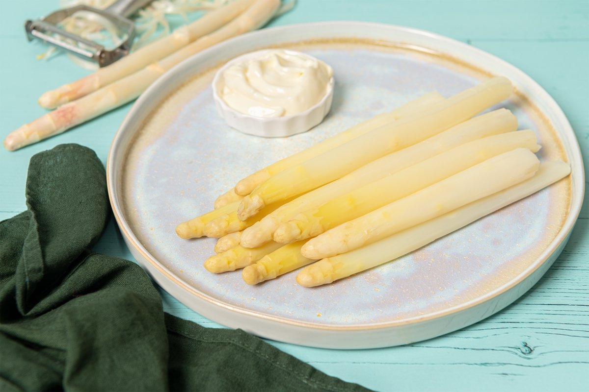 Espárragos blancos cocidos con mayonesa