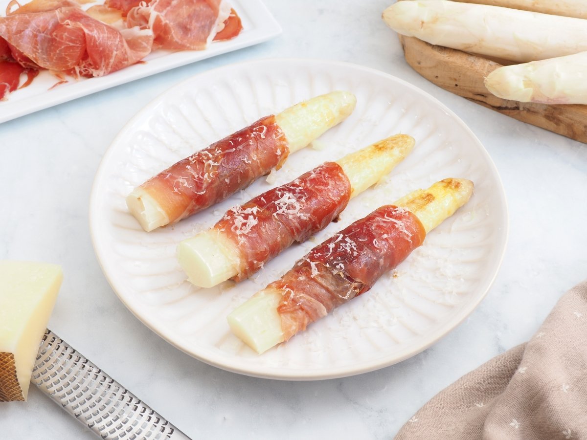 Espárragos blancos con jamón