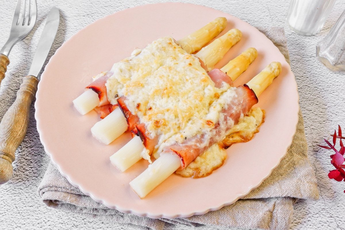 Espárragos blancos gratinados con queso