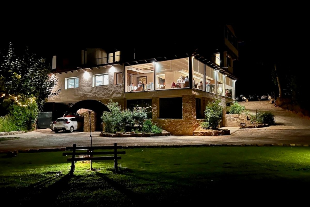 Espectacular vista nocturna del restaurante Hospedería El Batán