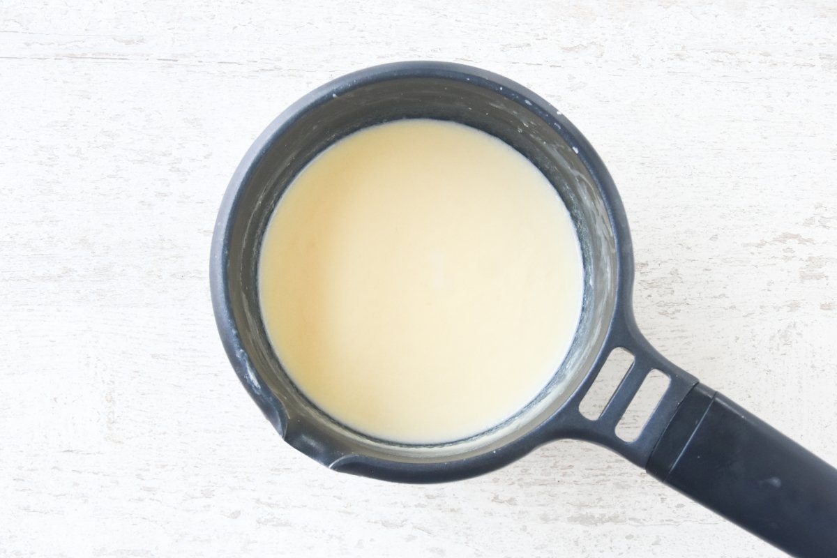 Espesamos la leche con la mezcla de yemas