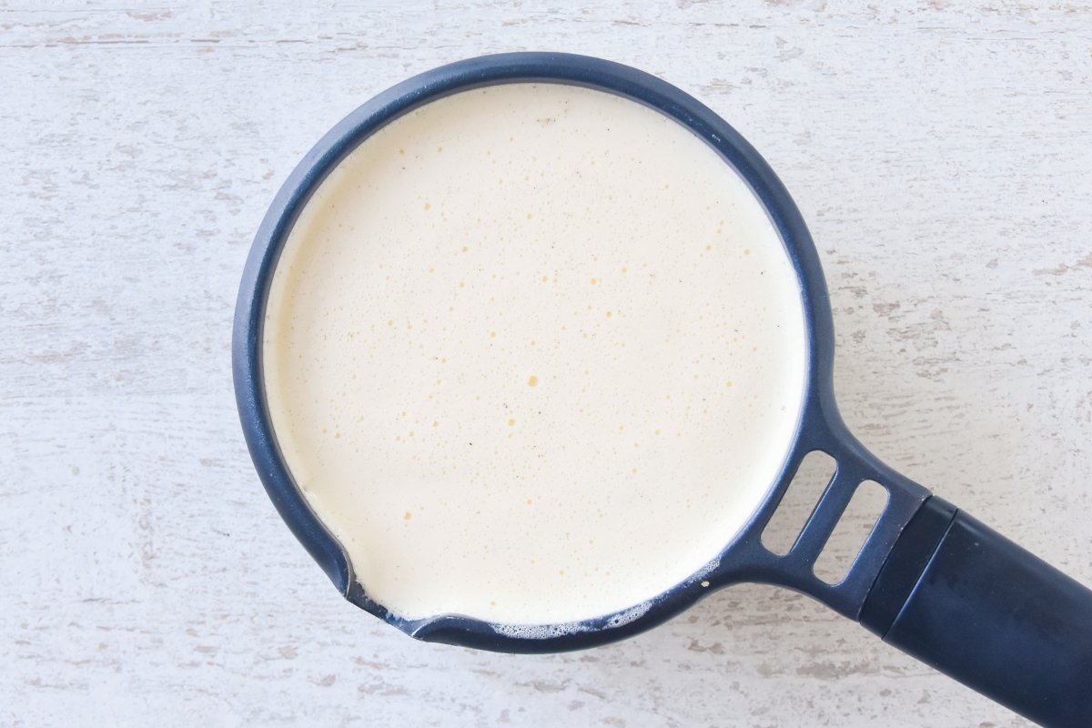 Espesamos la mezcla de nata, leche y yemas con azúcar