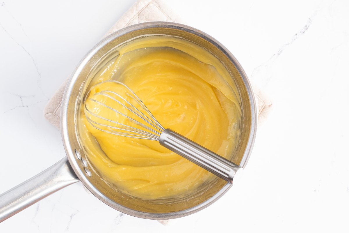 Espesamos la yema pastelera de la tarta capuchina