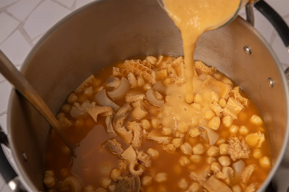 Espesando los callos con garbanzos