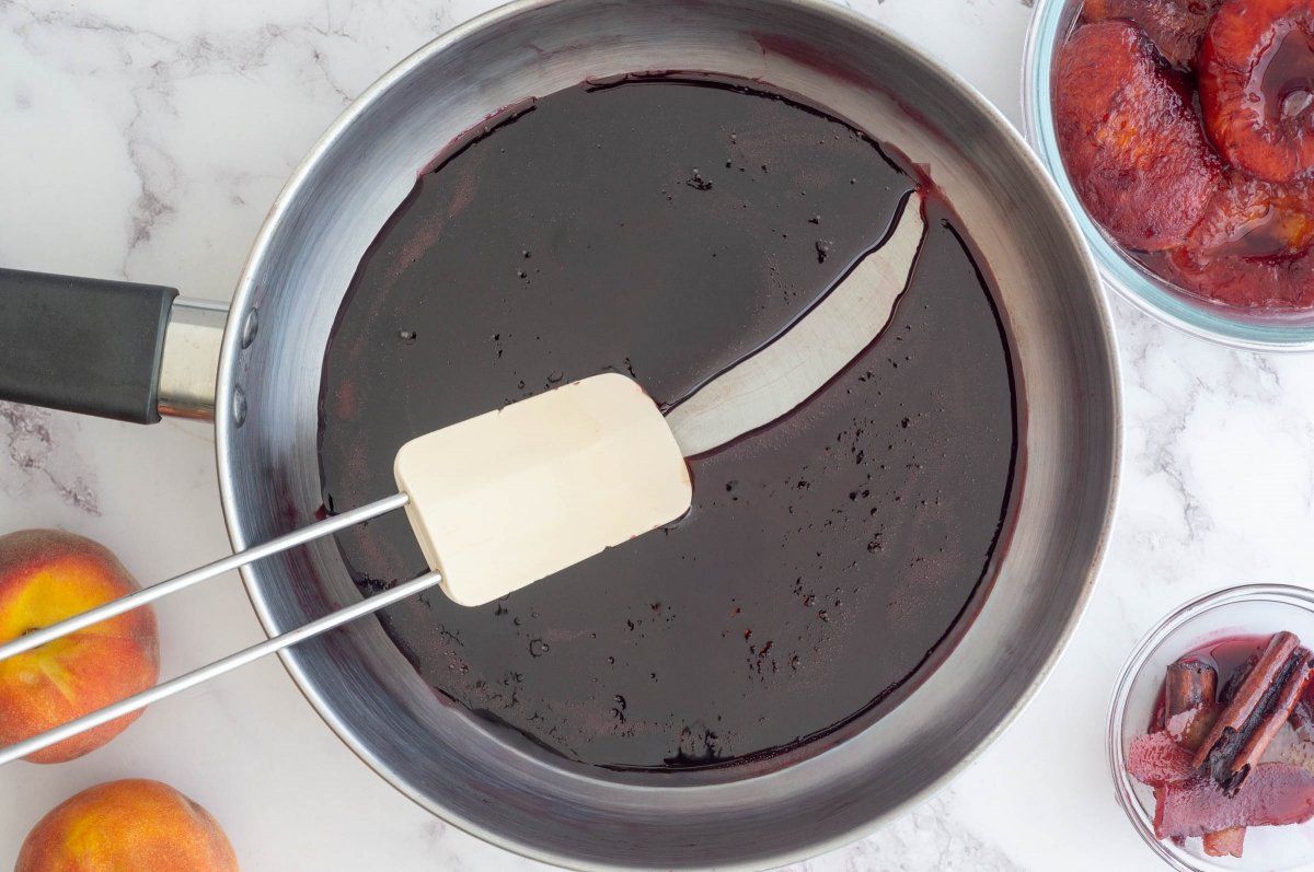 Espesar la salsa de los melocotones al vino