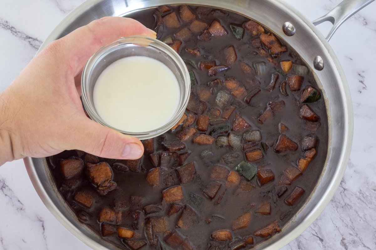 Espesar la salsa para los jajangmyeon