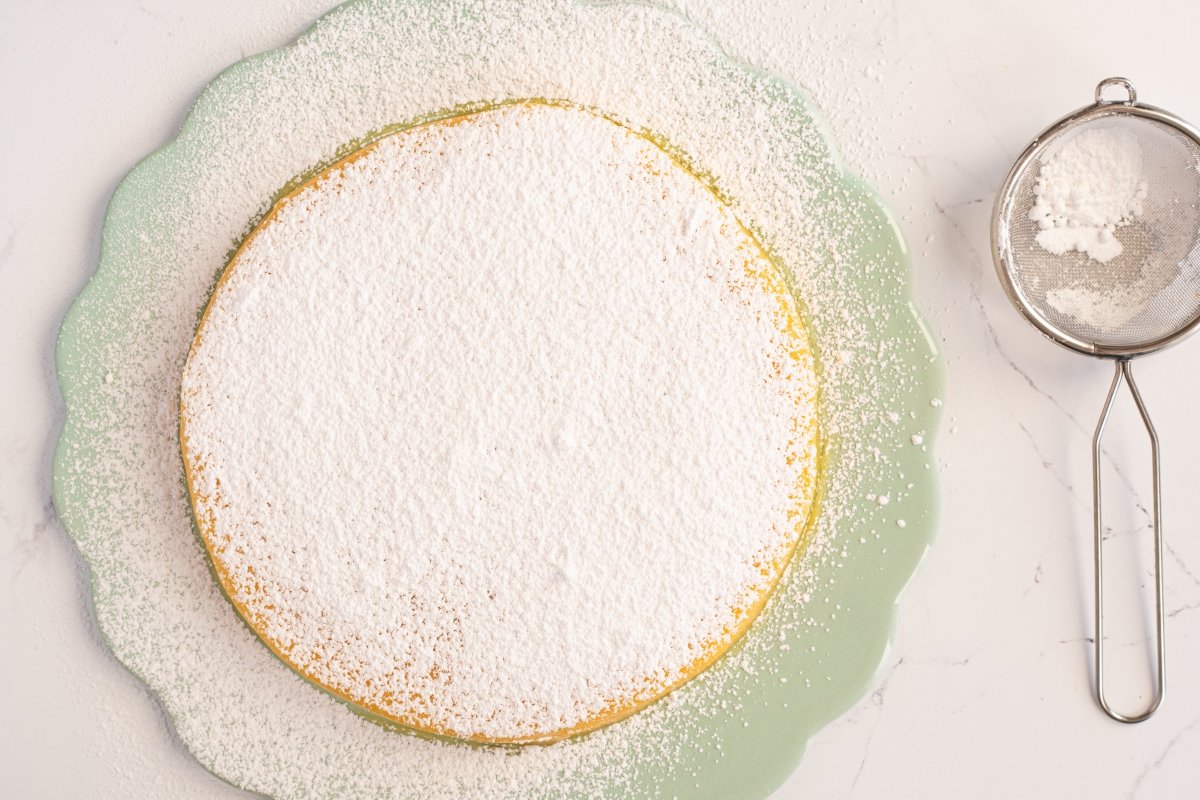 Espolvoreamos con azúcar glas la tarta capuchina