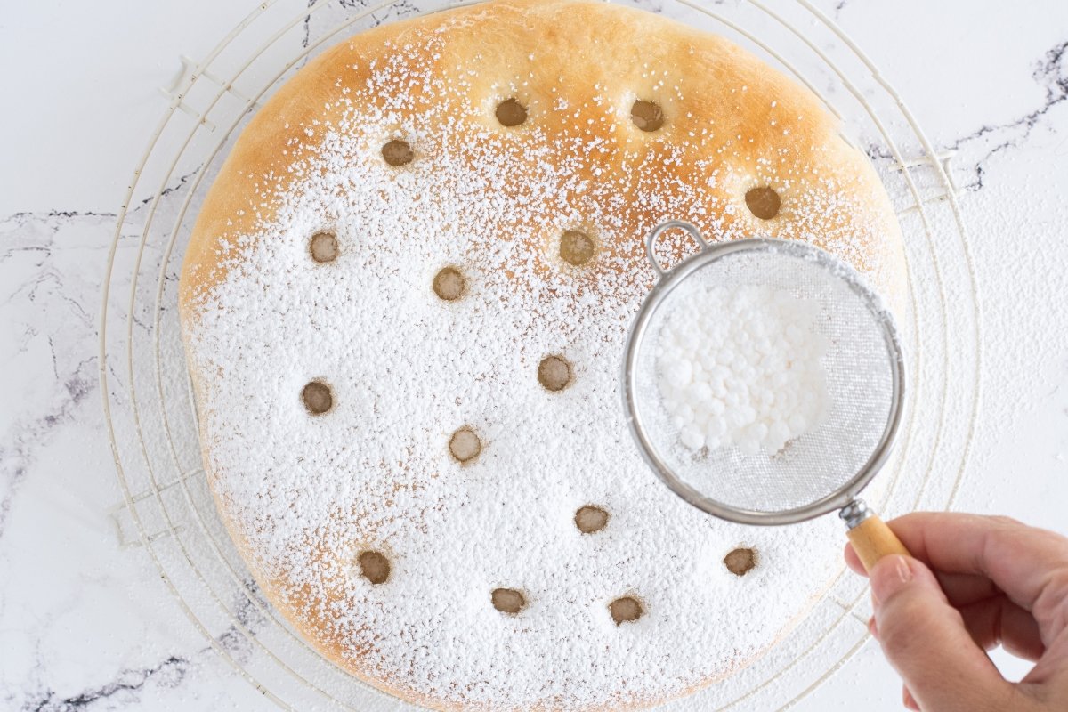 Espolvoreamos con azúcar glas la torta de nata