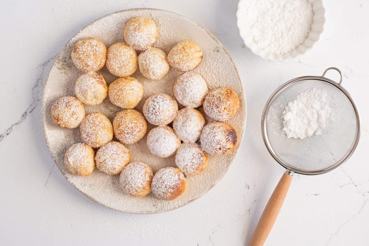 Espolvoreamos con azúcar glas los aebleskiver