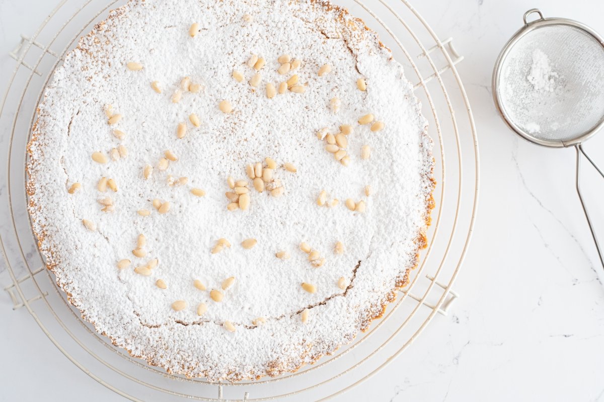 Espolvoreamos el azúcar glas de la torta della nonna
