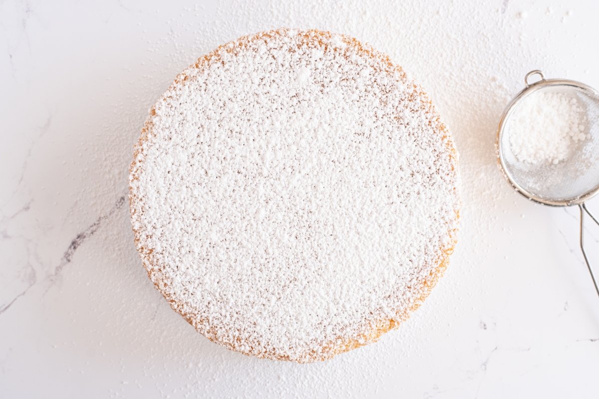 Espolvoreamos el azúcar glas del victoria sponge cake