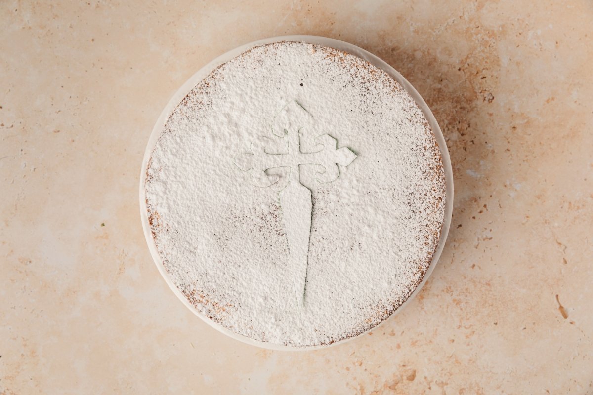 Espolvoreando la tarta de Santiago en Thermomix