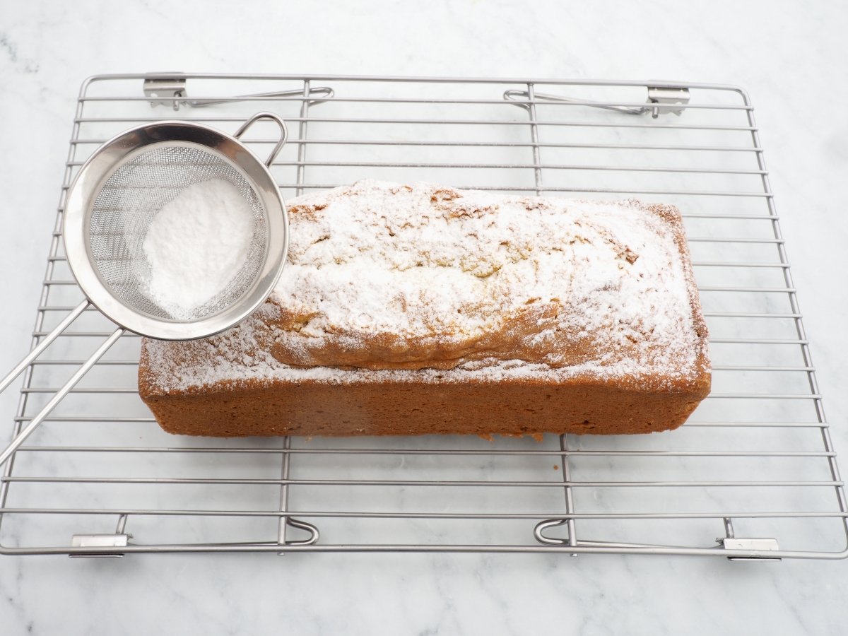 Espolvorear el bizcocho con azúcar glas