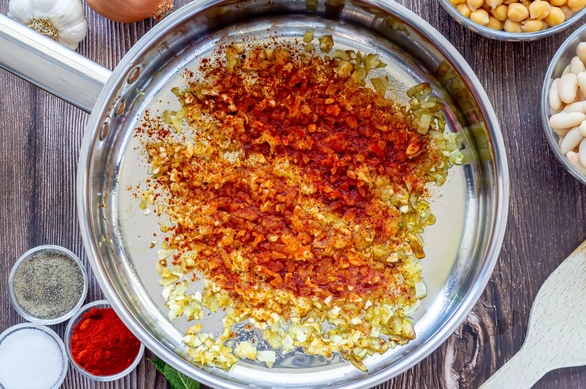 Olla gitana 4 Espolvorear el pimentón *