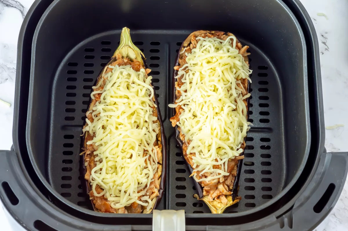 Espolvorear el queso para las berenjenas rellenas en freidora de aire