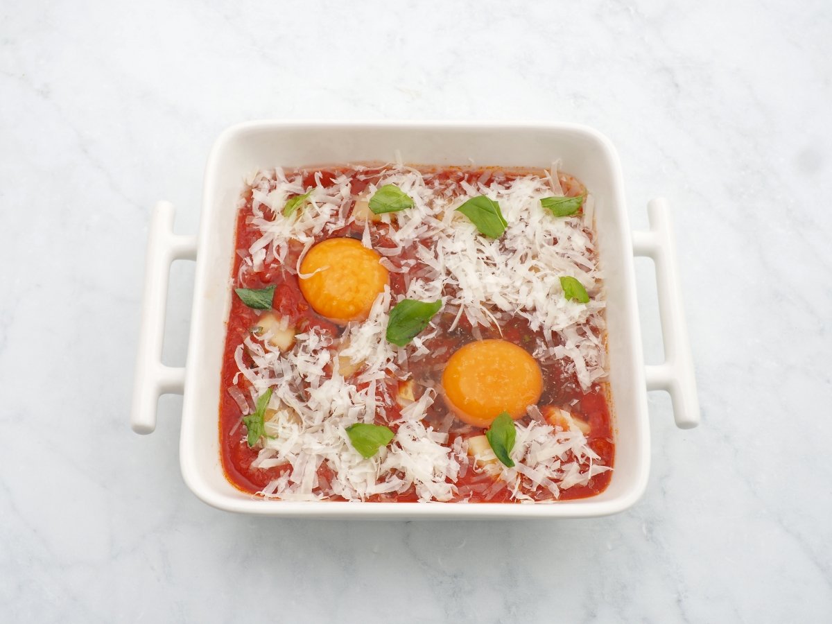 Espolvorear el queso rallado y la albahaca