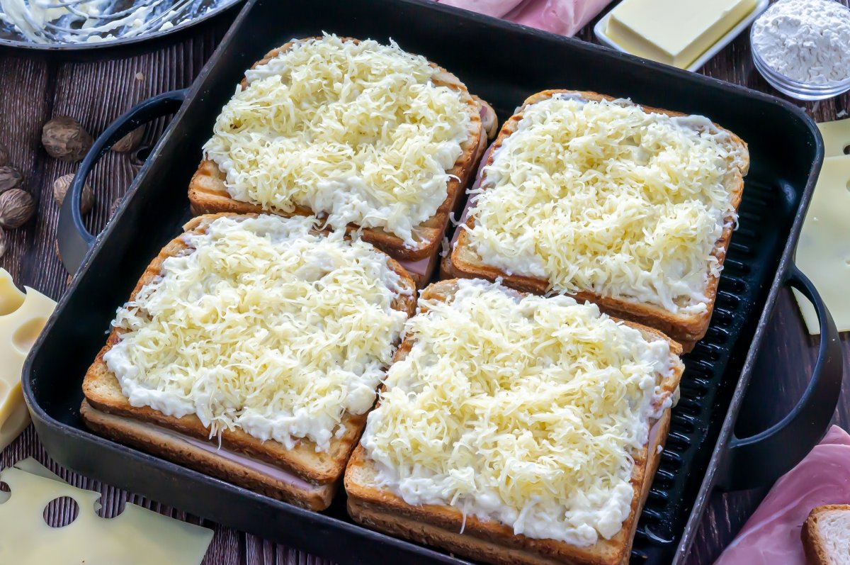 Espolvorear el queso sobre los sándwiches