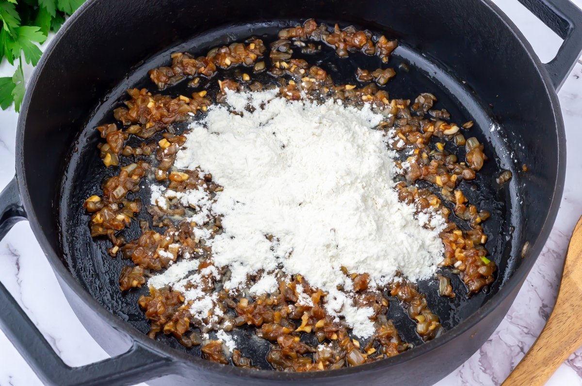 Espolvorear la harina para el fricasé de pollo