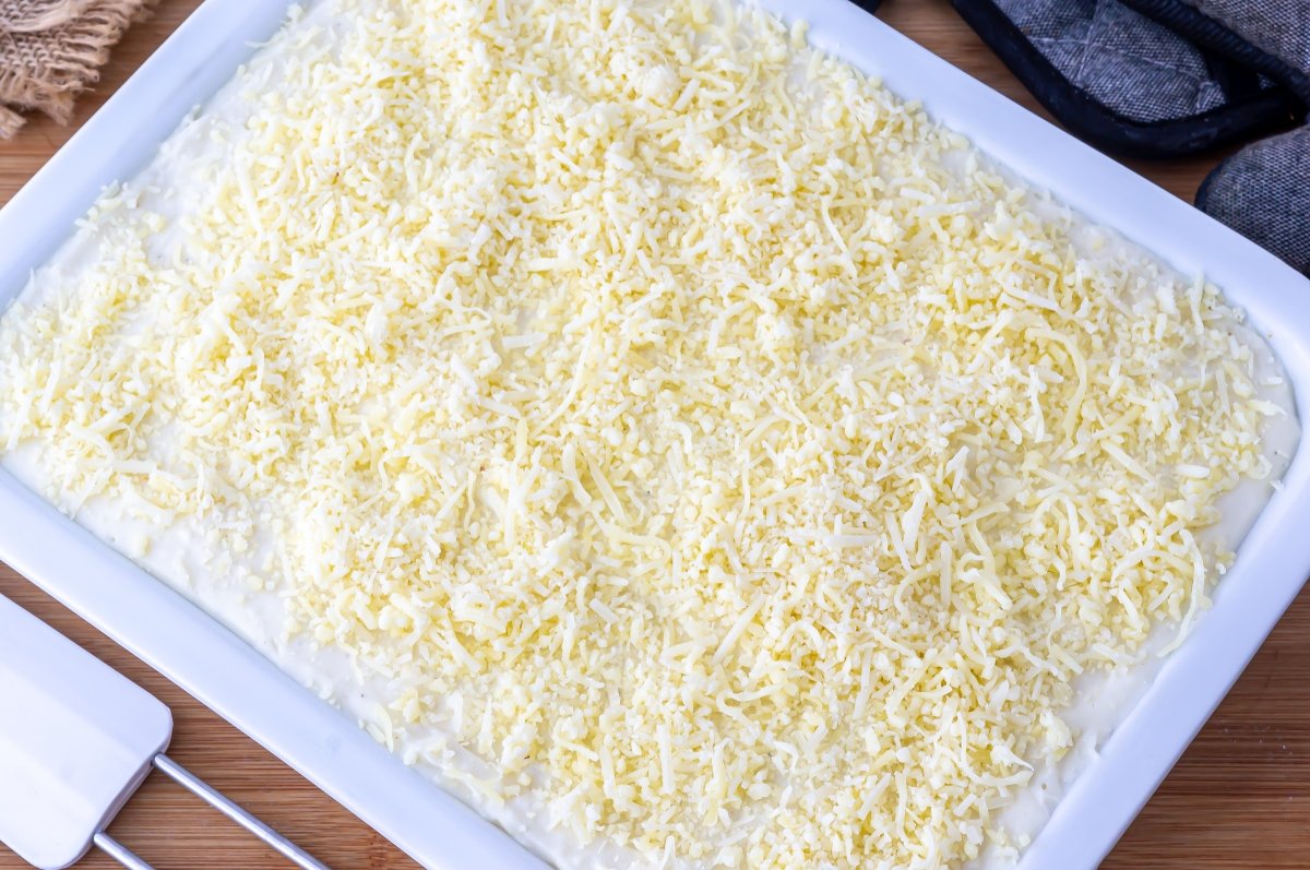 Espolvorear la moussaka con queso rallado