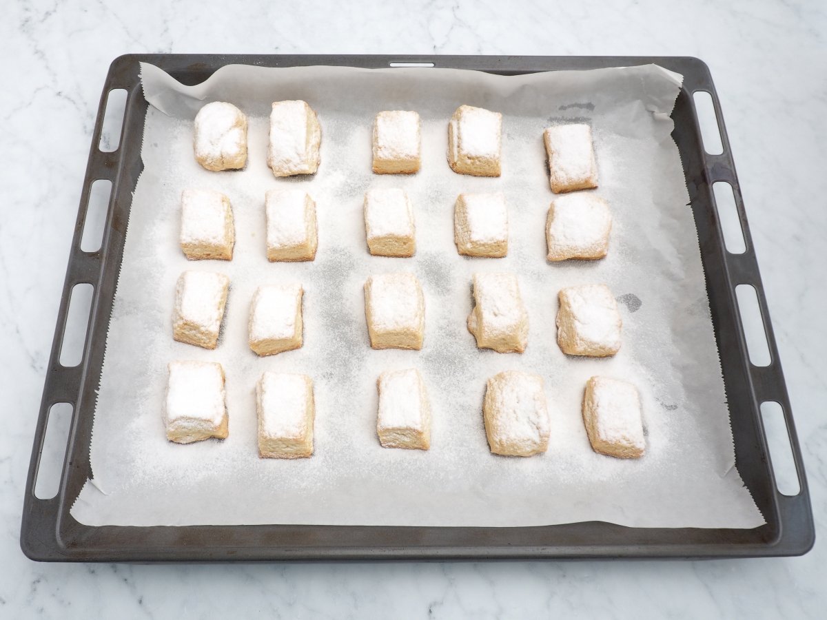 Espolvorear las hojaldrinas con azúcar glas