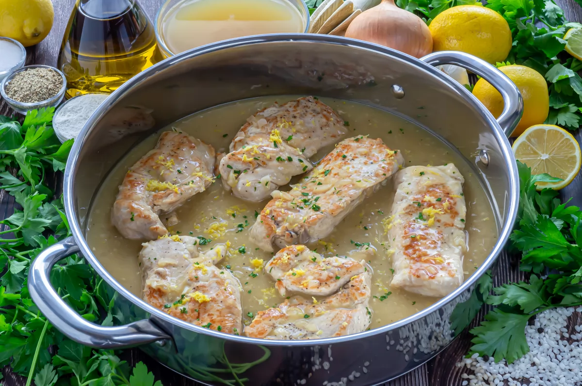 Filetes de pavo al limón 6 Espolvorear perejil picado y ralladura de limón *