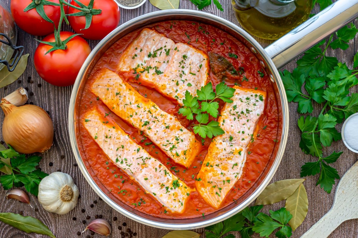 Espolvorear y servir el salmón con tomate