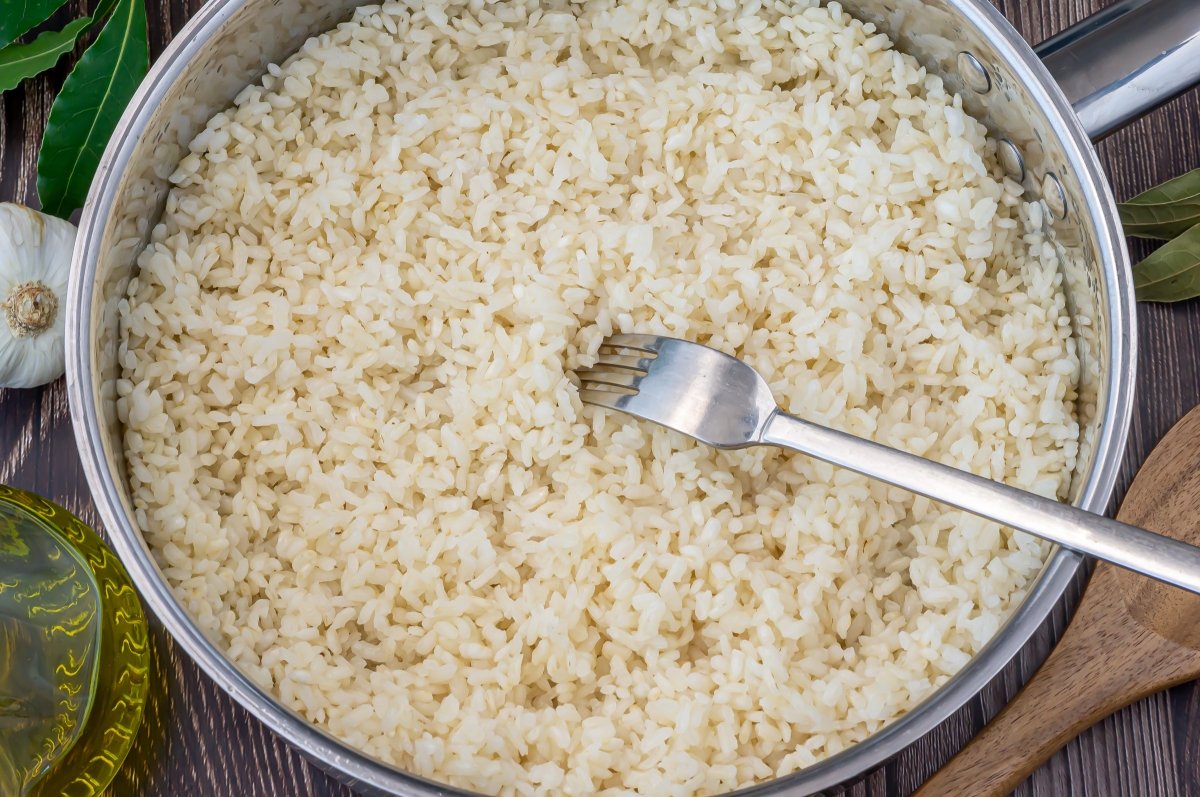 Esponjar el arroz blanco