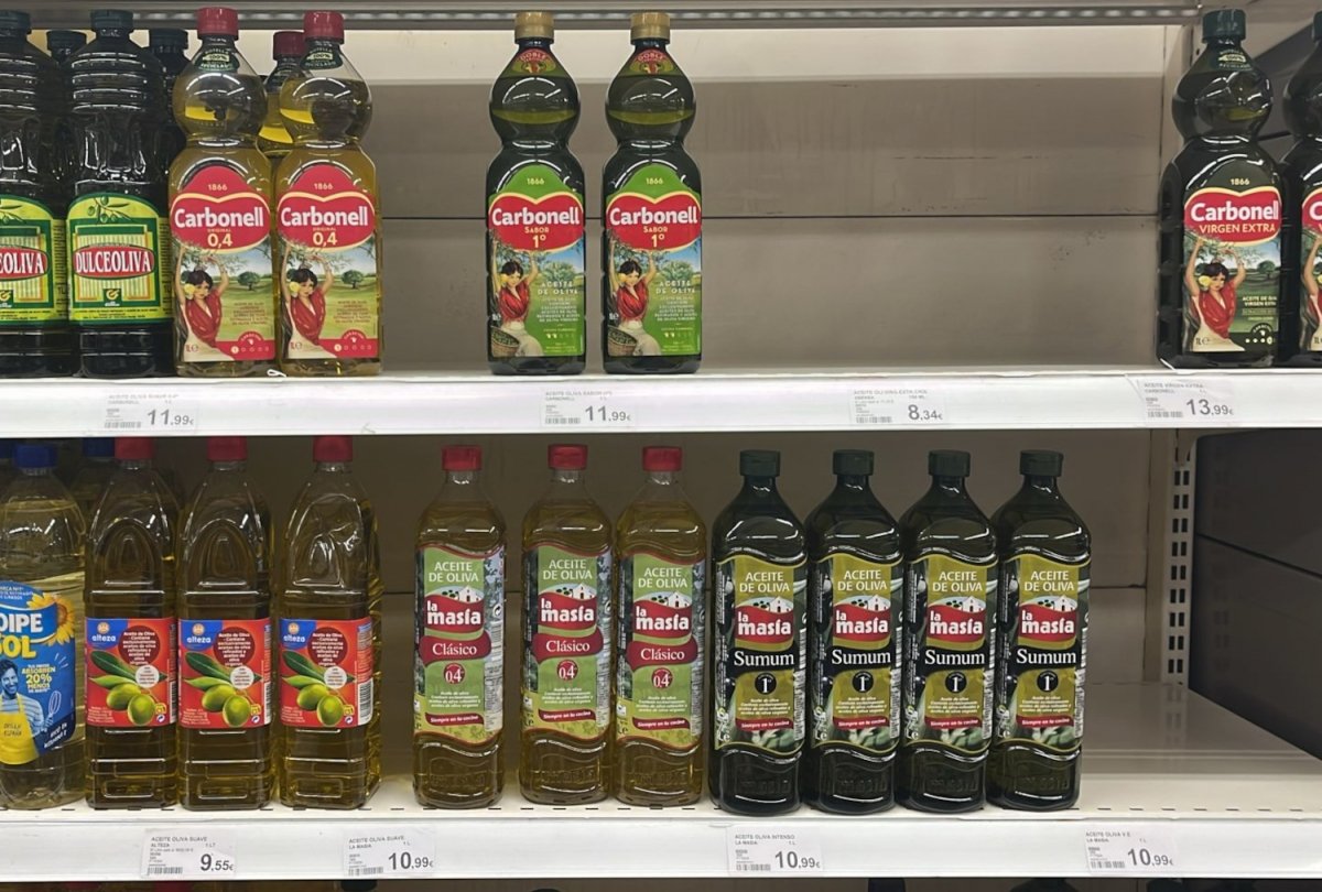 Estantería con aceites de oliva con IVA incluido en el precio