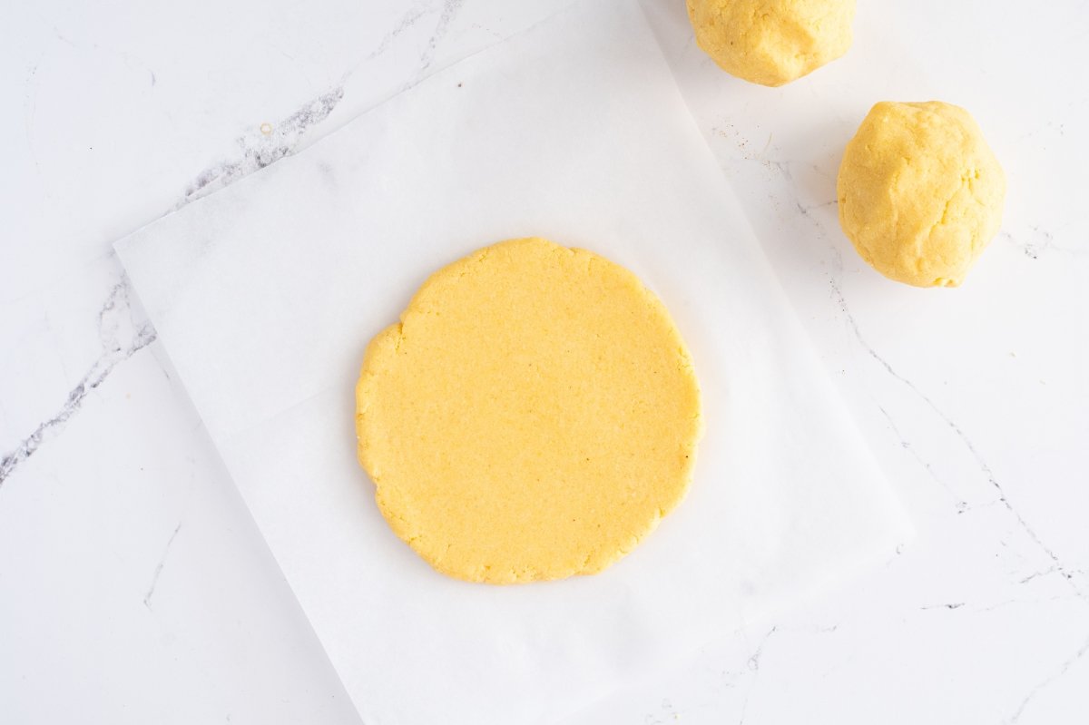 Estiramos la masa de la arepa pelúa