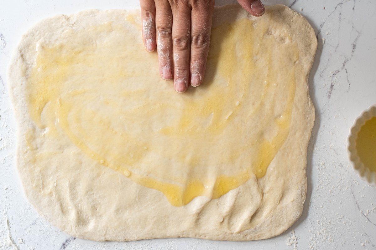 Estiramos la masa de la pizza Chicago