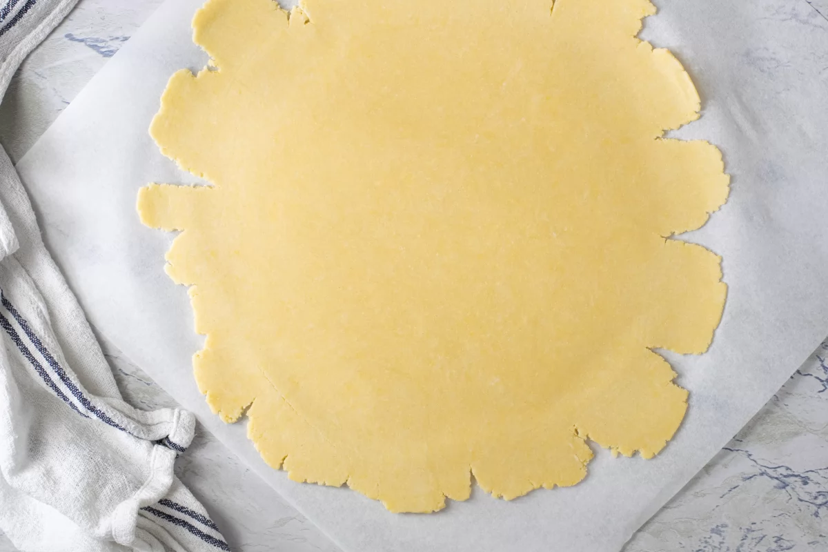 Tarta de limón 7 Estiramos la masa de la tarta de limón