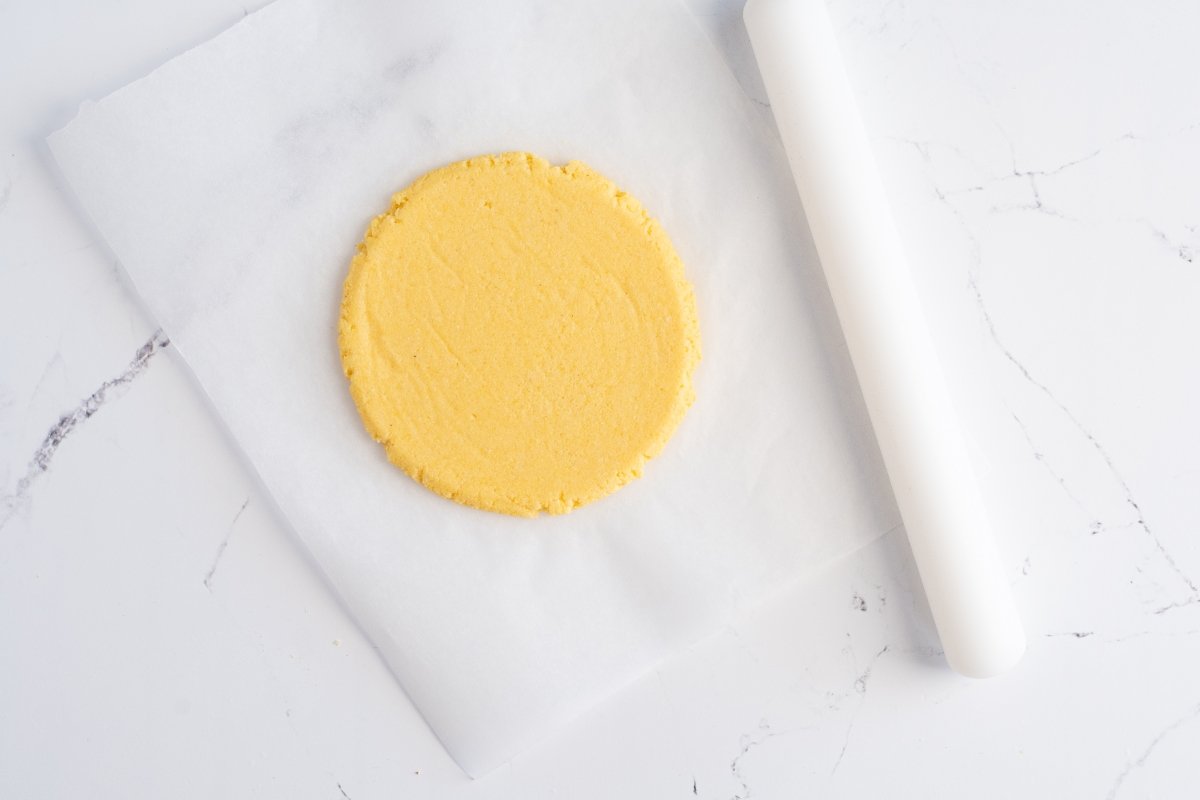 Estiramos la masa de las arepas de huevo
