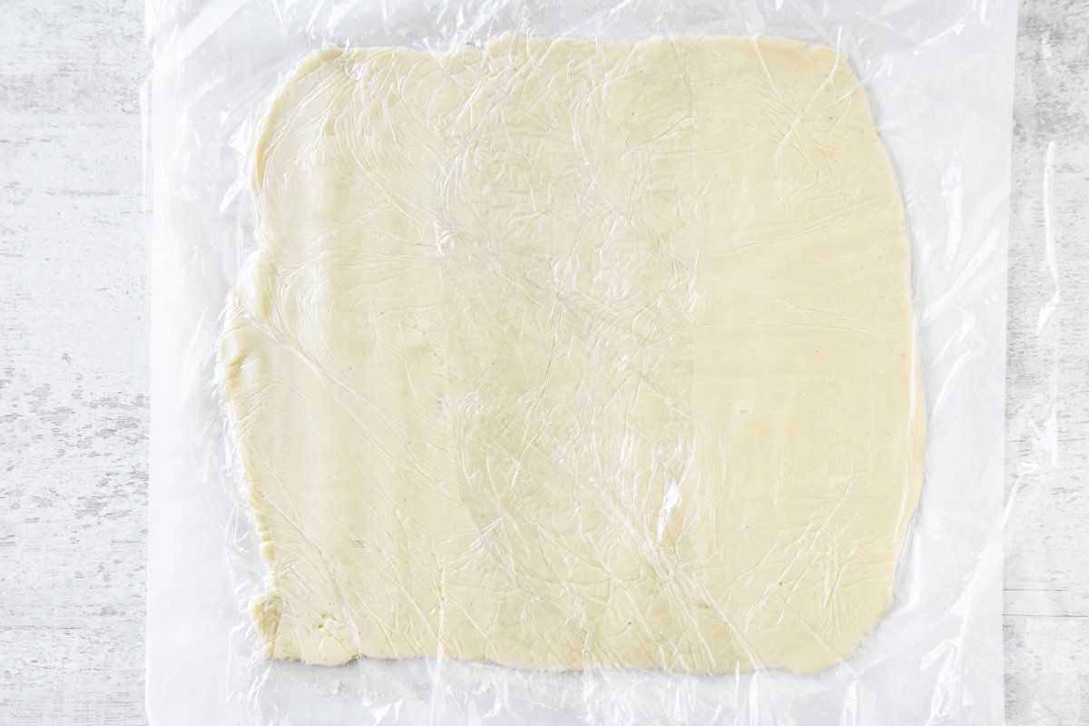 Estiramos la masa de las galletas de mantequilla sin gluten