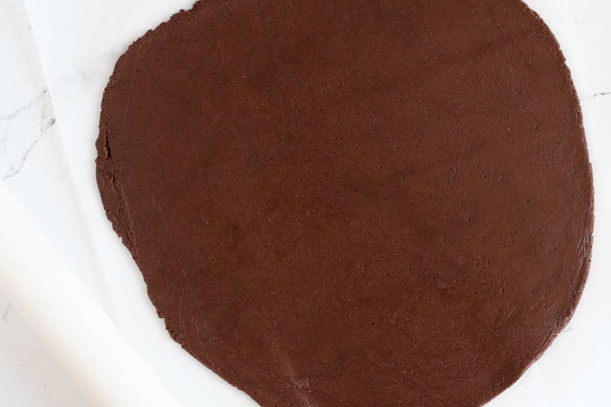 Estiramos la masa de los alfajores de chocolate