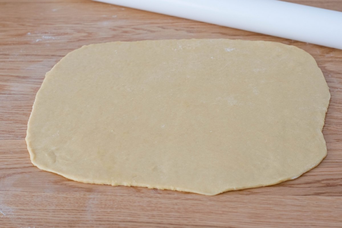 We stretch the dough of the tequeños with cheese