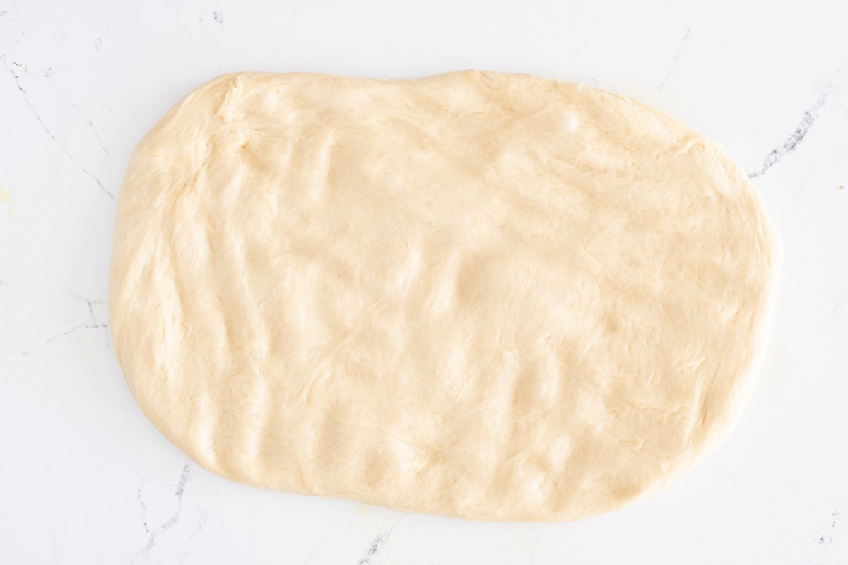 Estiramos la masa del pan para torrijas