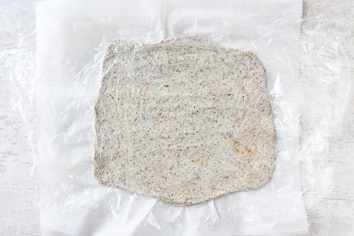 Estiramos la masa entre papel de horno y film transparente