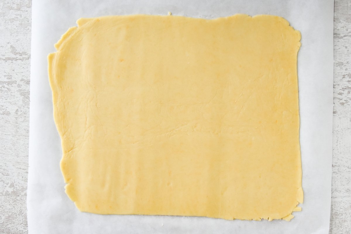 Estiramos la masa hasta obtener un grosor de 2 mm