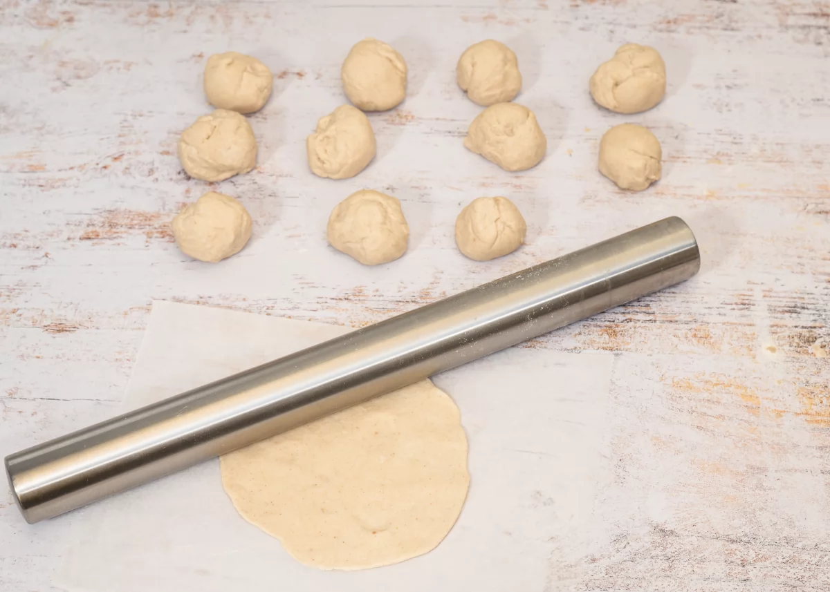 Estirando la masa de las tortillas de trigo con rodillo