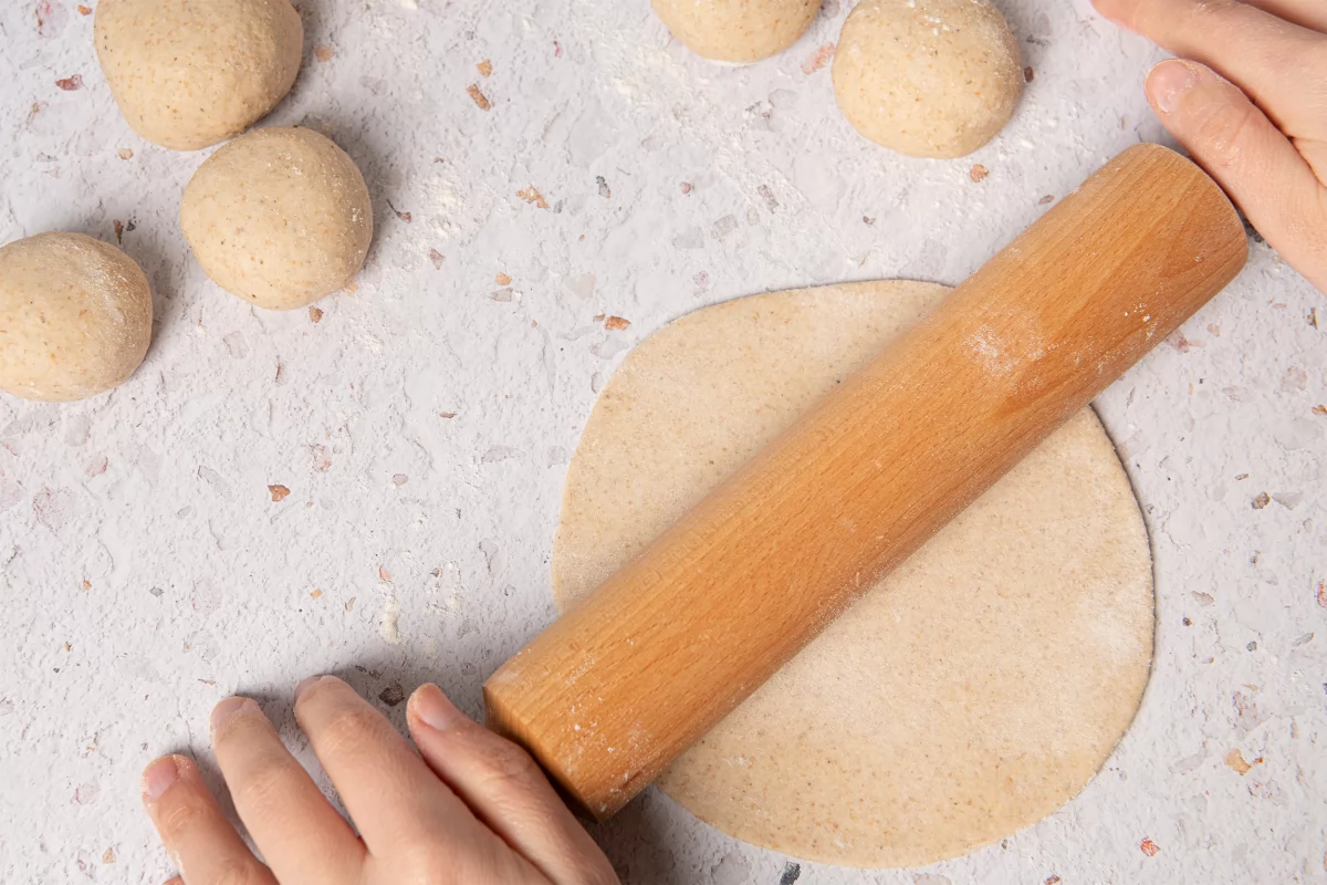 Estirando la masa para hacer pan chapati