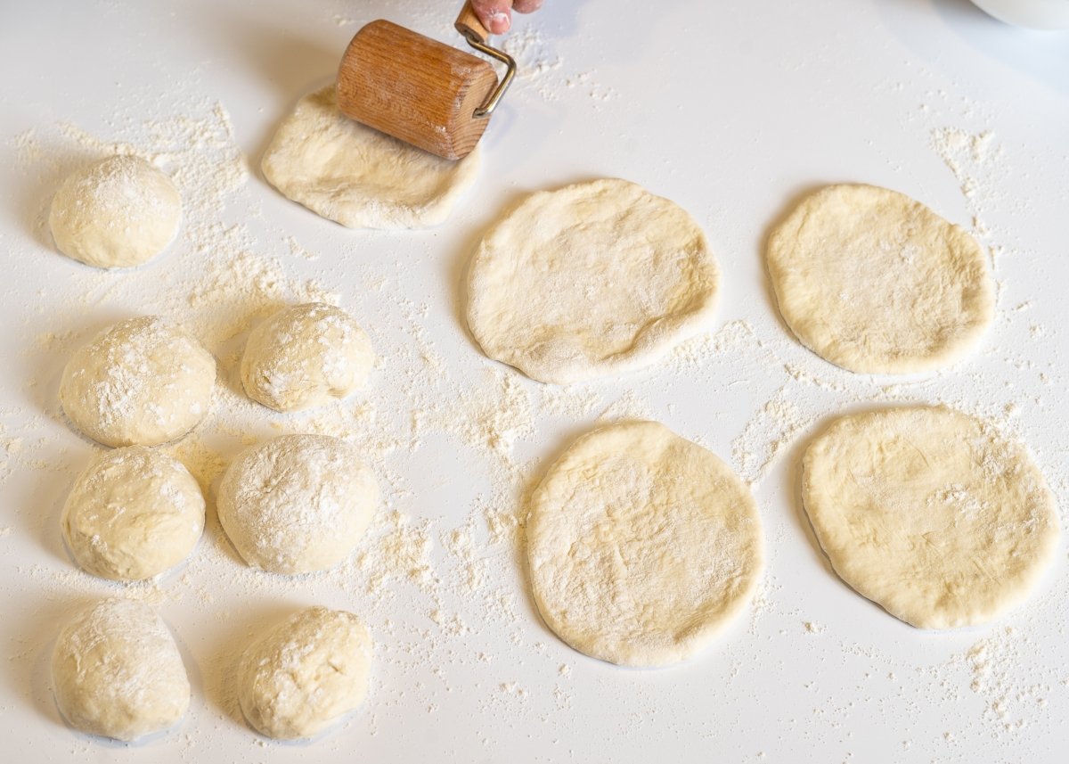 Estirando la masa para hacer pan marroquí