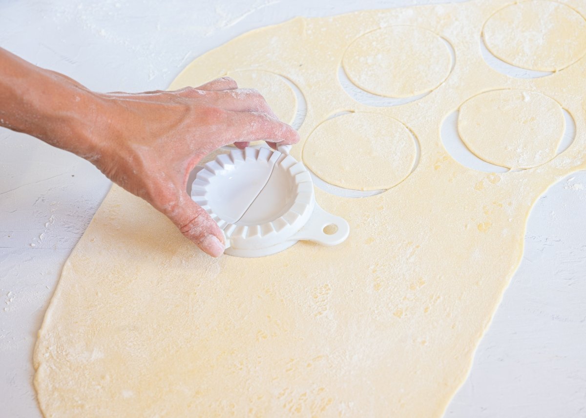 Estirando y cortando la masa de los pelmeni