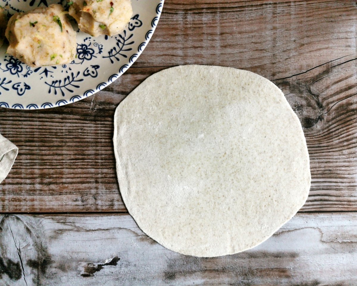 Stretch each dough with a rolling pin until you get a circle with an approximate diameter of 15 centimeters.