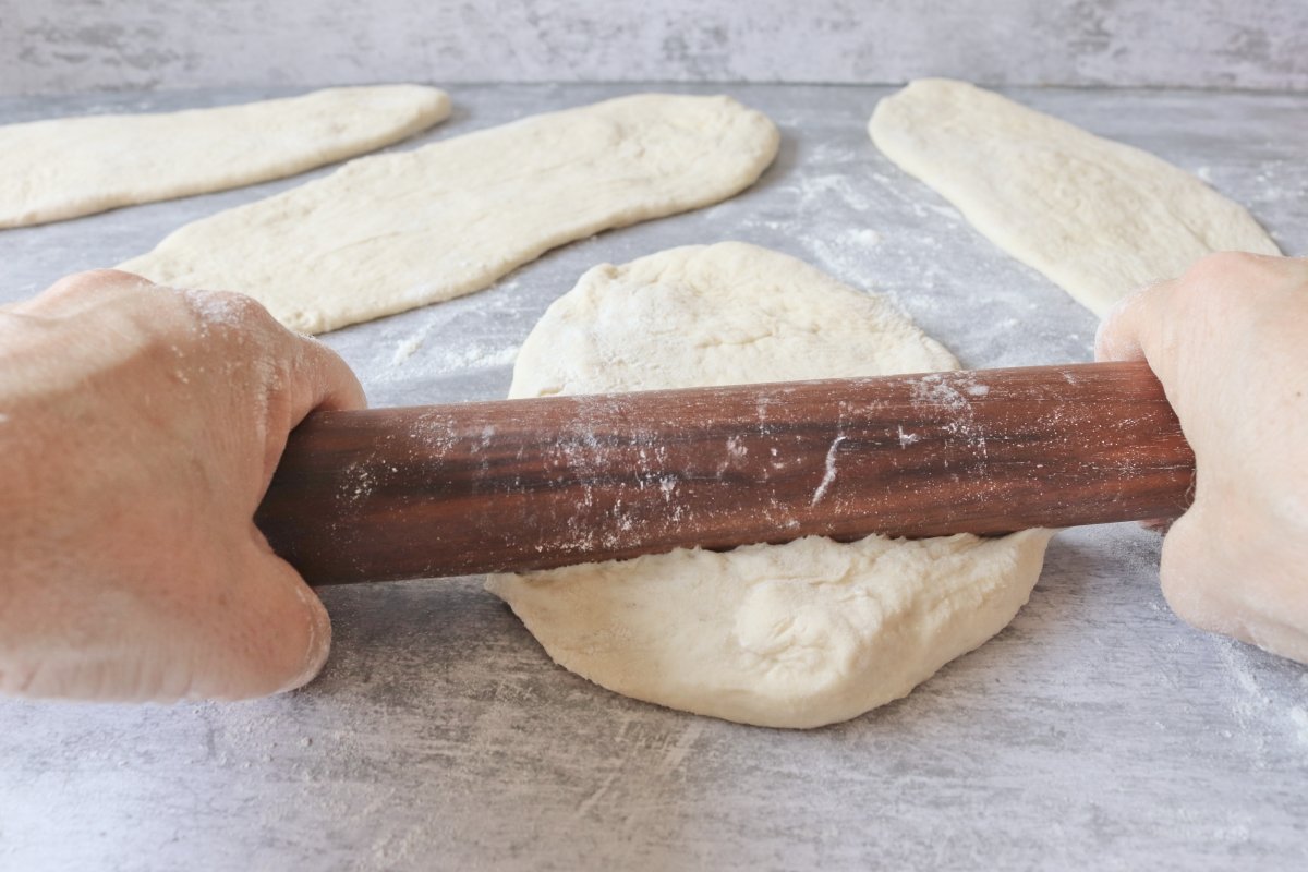 Estirar cocas de pan dulce