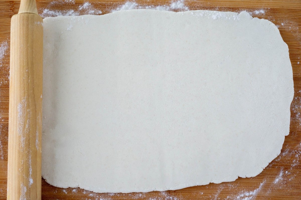 Estirar el hojaldre sin gluten para la primera vuelta