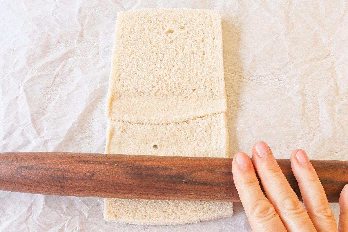 Estirar el pan de molde para hacer los rollitos