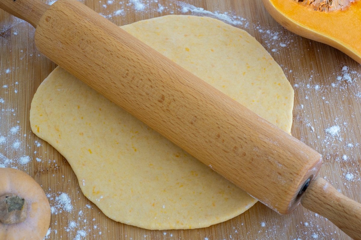Estirar la masa para las sopaipillas