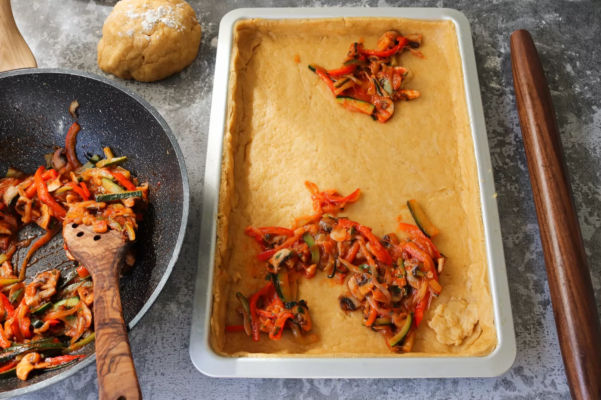 Estirar la masa y añadir relleno empanada de verduras