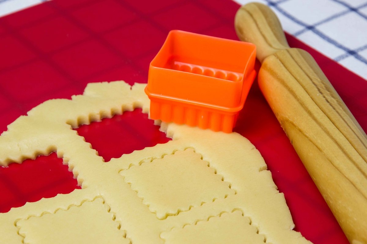 Roll out and cut the petit-beurre biscuit dough